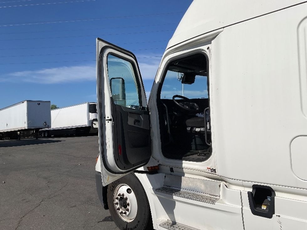 Sleeper Tractor-Heavy Duty Tractors-Freightliner-2022-T12664ST-San Leandro-CA-556,000\n\t\tmiles-$ 62,000 - Image 9