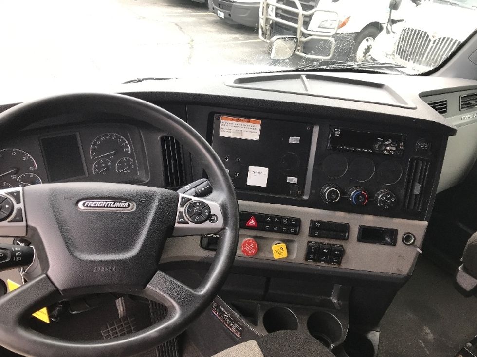 Sleeper Tractor-Heavy Duty Tractors-Freightliner-2022-T12664ST-Sandston-VA-410,132\n\t\tmiles-$ 79,500 - Image 11