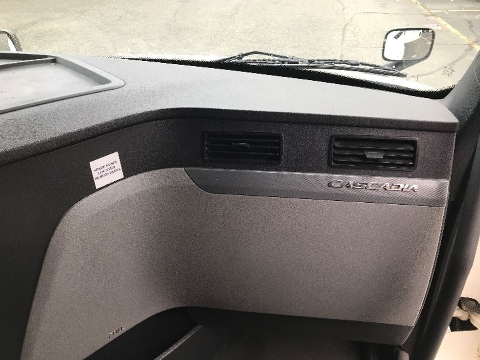 Sleeper Tractor-Heavy Duty Tractors-Freightliner-2022-T12664ST-Sandston-VA-410,132\n\t\tmiles-$ 79,500 - Image 14