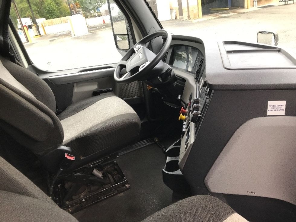 Sleeper Tractor-Heavy Duty Tractors-Freightliner-2022-T12664ST-Sandston-VA-410,132\n\t\tmiles-$ 79,500 - Image 15