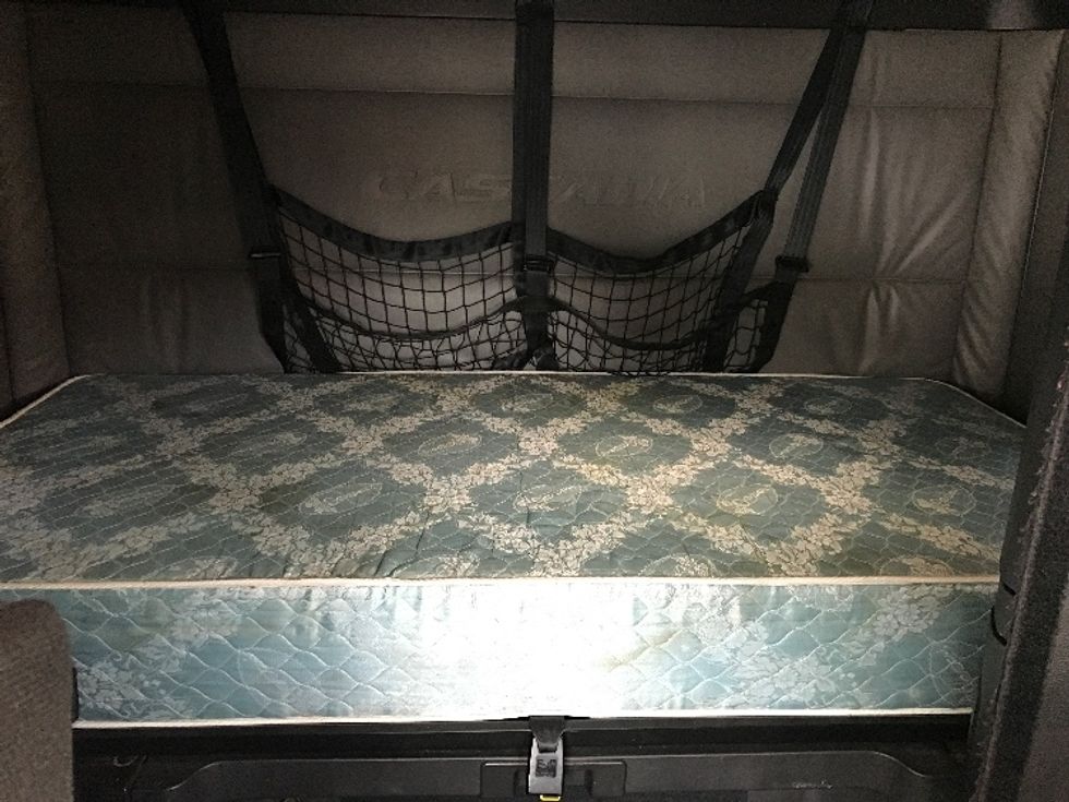 Sleeper Tractor-Heavy Duty Tractors-Freightliner-2022-T12664ST-Sandston-VA-410,132\n\t\tmiles-$ 79,500 - Image 16