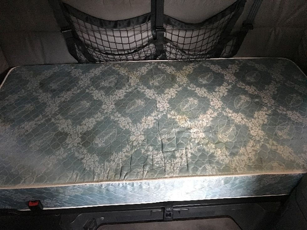 Sleeper Tractor-Heavy Duty Tractors-Freightliner-2022-T12664ST-Sandston-VA-410,132\n\t\tmiles-$ 79,500 - Image 17