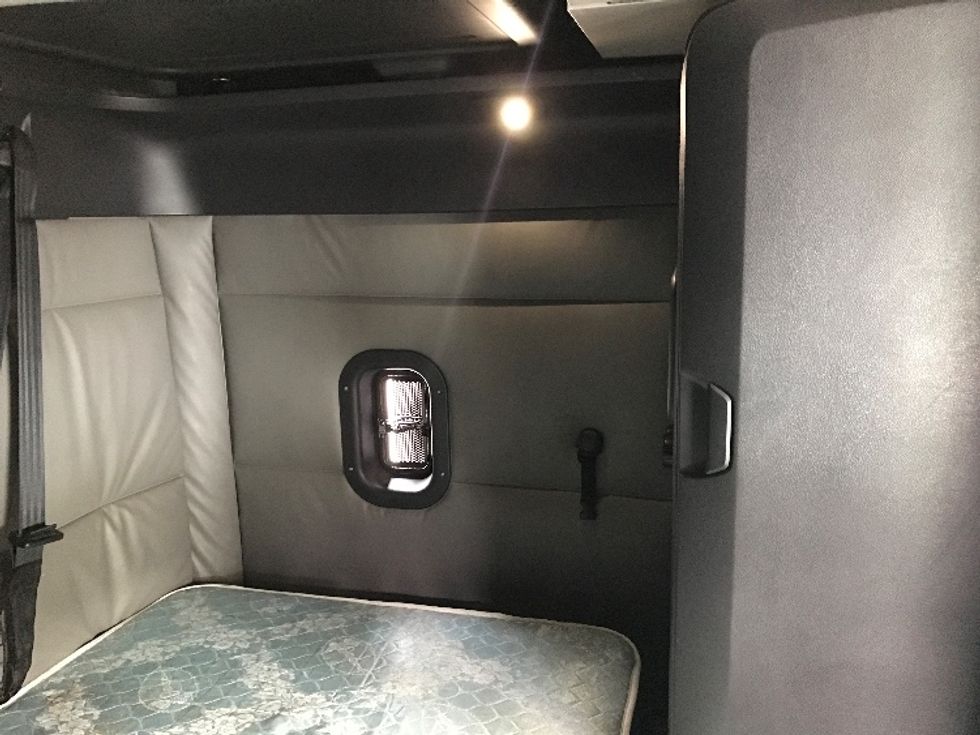 Sleeper Tractor-Heavy Duty Tractors-Freightliner-2022-T12664ST-Sandston-VA-410,132\n\t\tmiles-$ 79,500 - Image 18