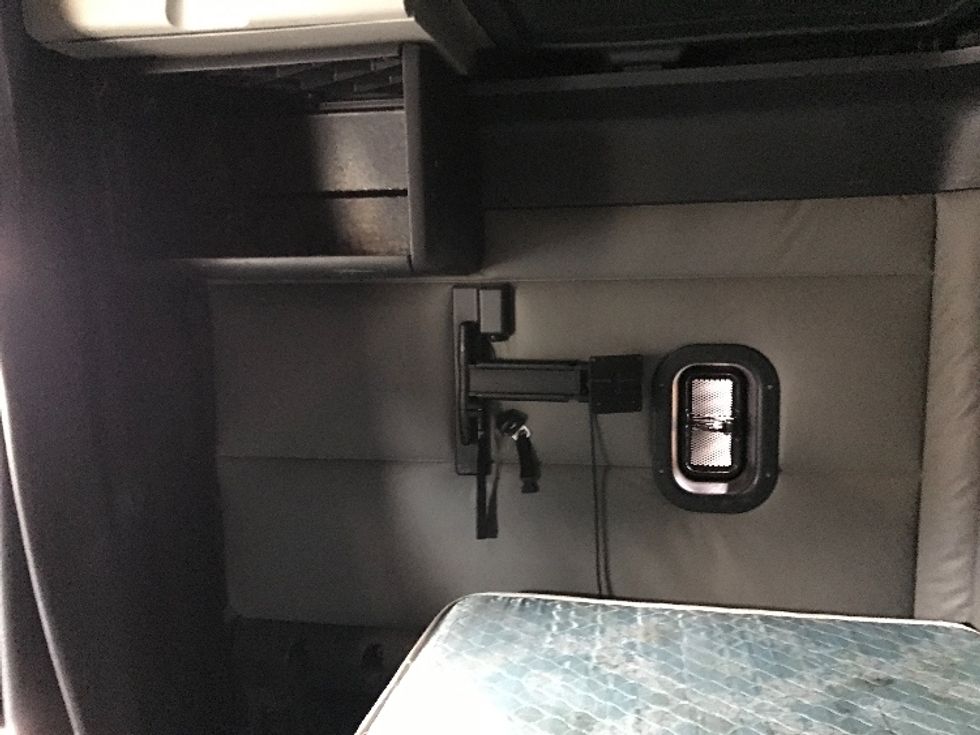 Sleeper Tractor-Heavy Duty Tractors-Freightliner-2022-T12664ST-Sandston-VA-410,132\n\t\tmiles-$ 79,500 - Image 19