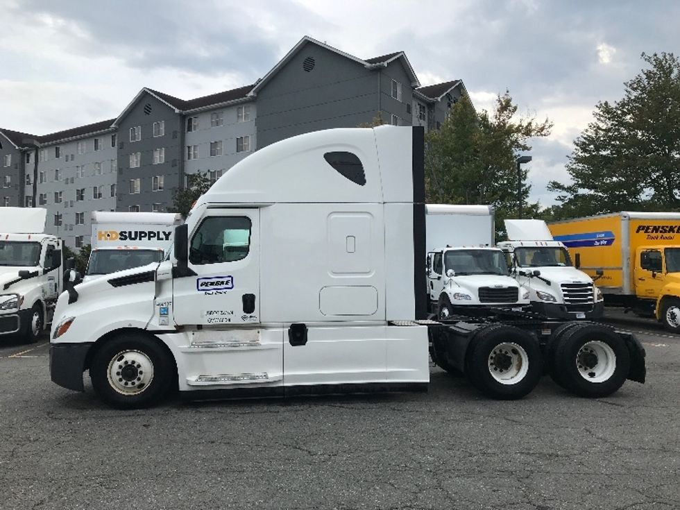 Sleeper Tractor-Heavy Duty Tractors-Freightliner-2022-T12664ST-Sandston-VA-410,132\n\t\tmiles-$ 79,500 - Image 4