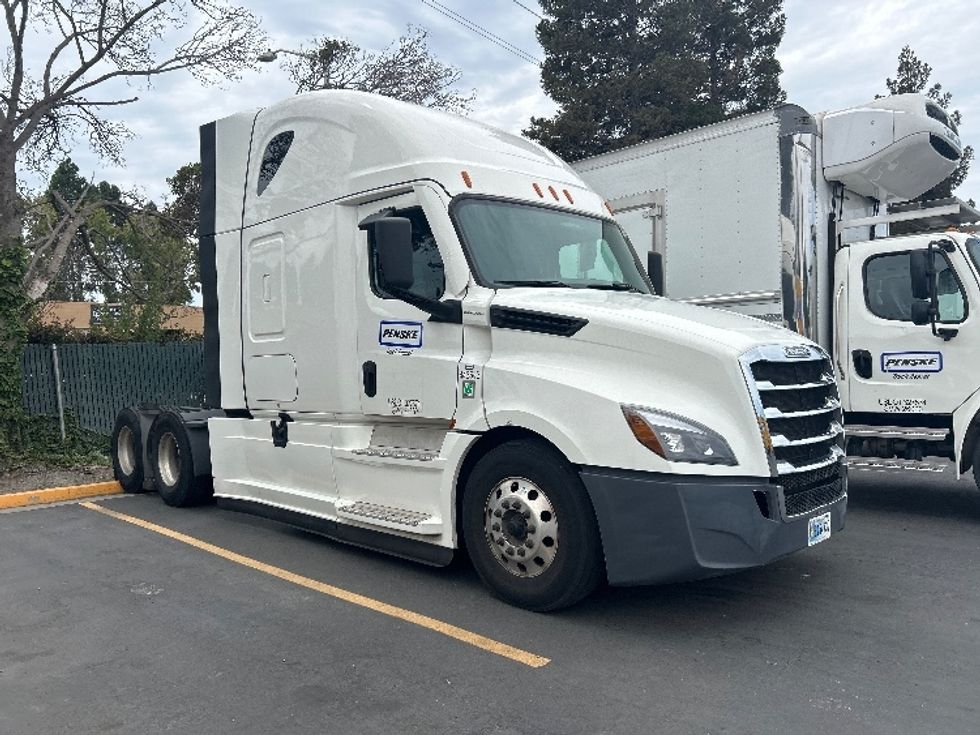 Sleeper Tractor-Heavy Duty Tractors-Freightliner-2022-T12664ST-Santa Clara-CA-334,642\n\t\tmiles-$ 93,500 - Image 1