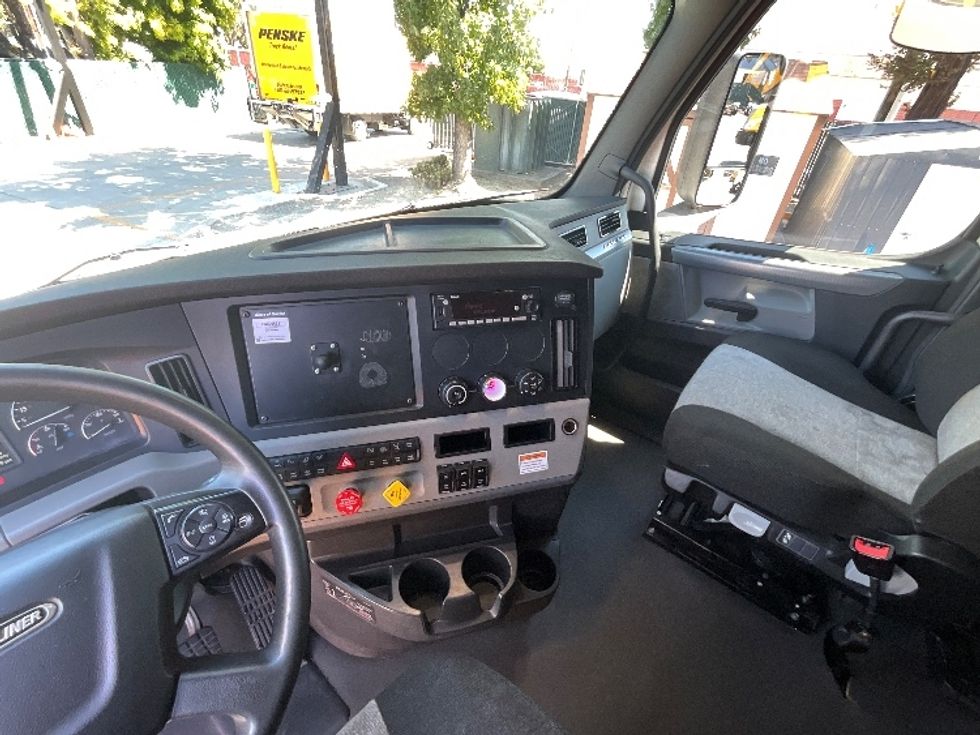 Sleeper Tractor-Heavy Duty Tractors-Freightliner-2022-T12664ST-Santa Clara-CA-334,642\n\t\tmiles-$ 93,500 - Image 10