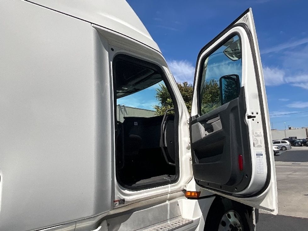 Sleeper Tractor-Heavy Duty Tractors-Freightliner-2022-T12664ST-Santa Clara-CA-334,642\n\t\tmiles-$ 93,500 - Image 11