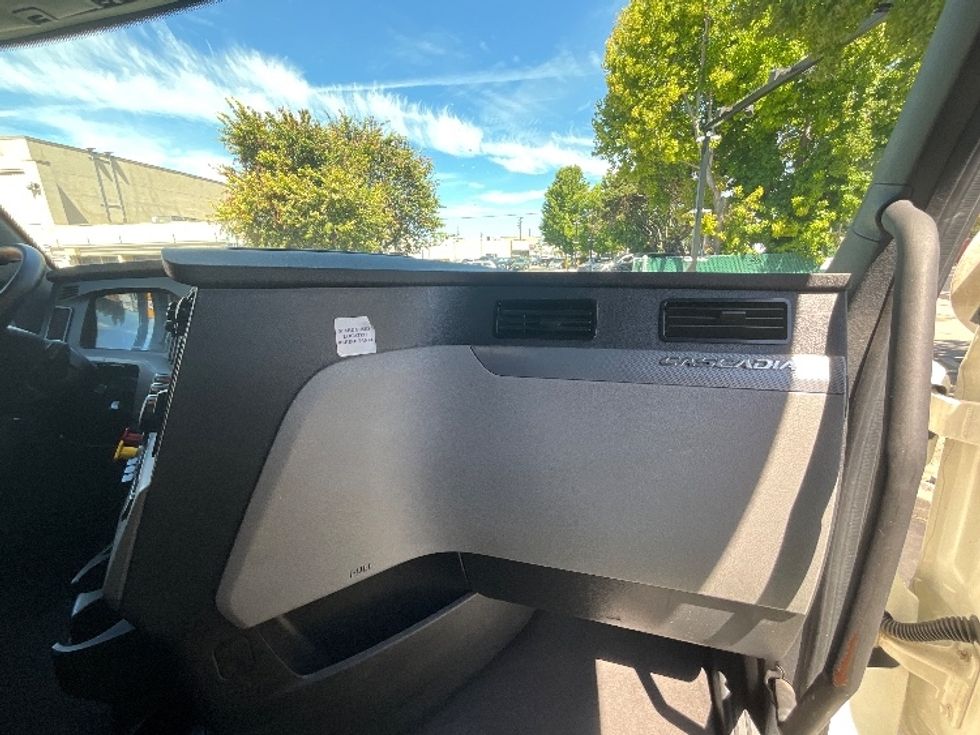 Sleeper Tractor-Heavy Duty Tractors-Freightliner-2022-T12664ST-Santa Clara-CA-334,642\n\t\tmiles-$ 93,500 - Image 12