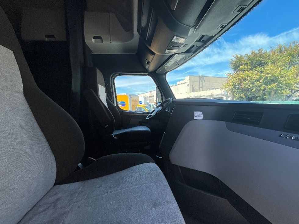 Sleeper Tractor-Heavy Duty Tractors-Freightliner-2022-T12664ST-Santa Clara-CA-334,642\n\t\tmiles-$ 93,500 - Image 13