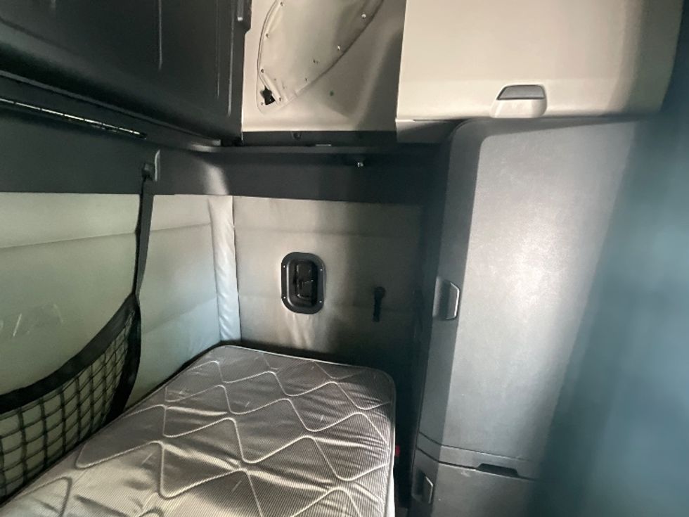 Sleeper Tractor-Heavy Duty Tractors-Freightliner-2022-T12664ST-Santa Clara-CA-334,642\n\t\tmiles-$ 93,500 - Image 17