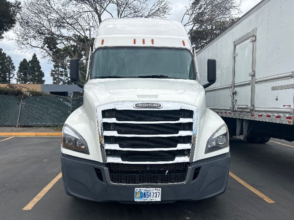 Sleeper Tractor-Heavy Duty Tractors-Freightliner-2022-T12664ST-Santa Clara-CA-334,642\n\t\tmiles-$ 93,500 - Image 2
