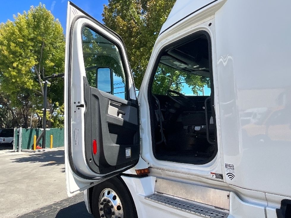 Sleeper Tractor-Heavy Duty Tractors-Freightliner-2022-T12664ST-Santa Clara-CA-334,642\n\t\tmiles-$ 93,500 - Image 7