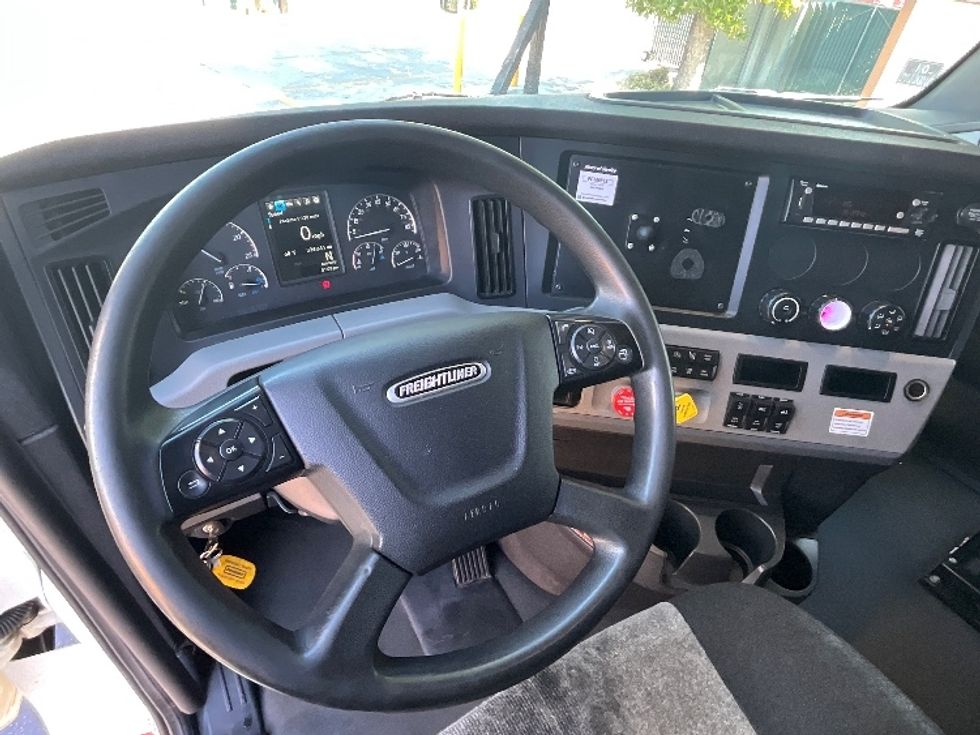 Sleeper Tractor-Heavy Duty Tractors-Freightliner-2022-T12664ST-Santa Clara-CA-334,642\n\t\tmiles-$ 93,500 - Image 8