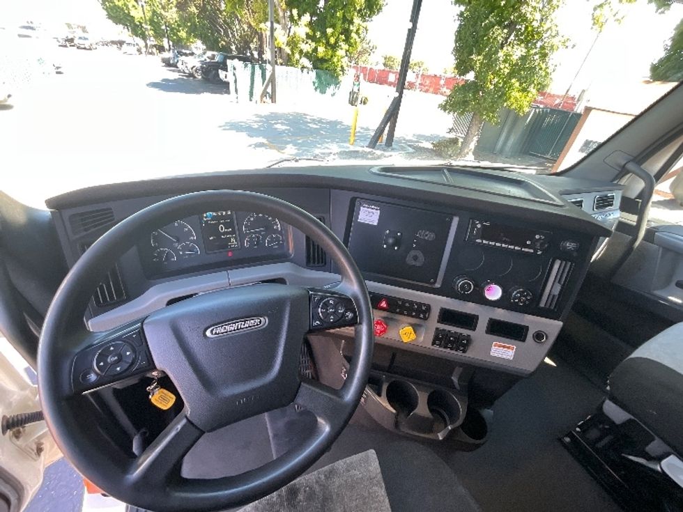 Sleeper Tractor-Heavy Duty Tractors-Freightliner-2022-T12664ST-Santa Clara-CA-334,642\n\t\tmiles-$ 93,500 - Image 9