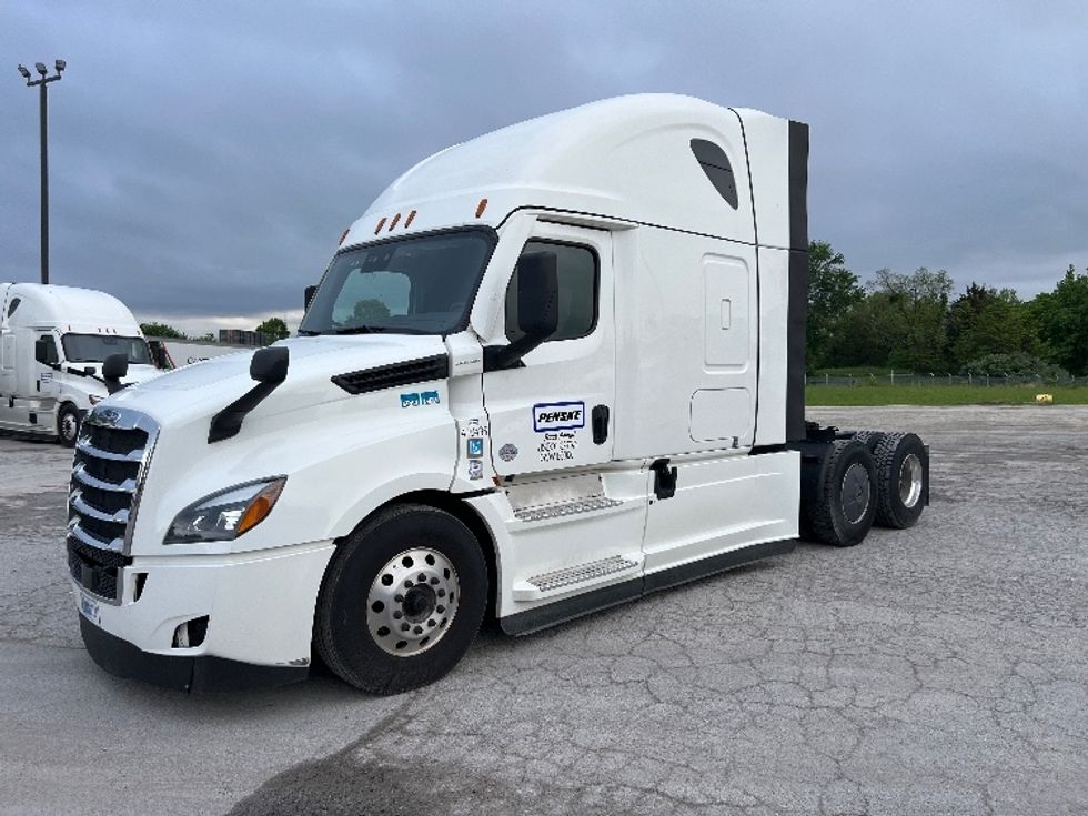 Sleeper Tractor-Heavy Duty Tractors-Freightliner-2022-T12664ST-Sellersburg-IN-449,887\n\t\tmiles-$ 77,250 - Image 1