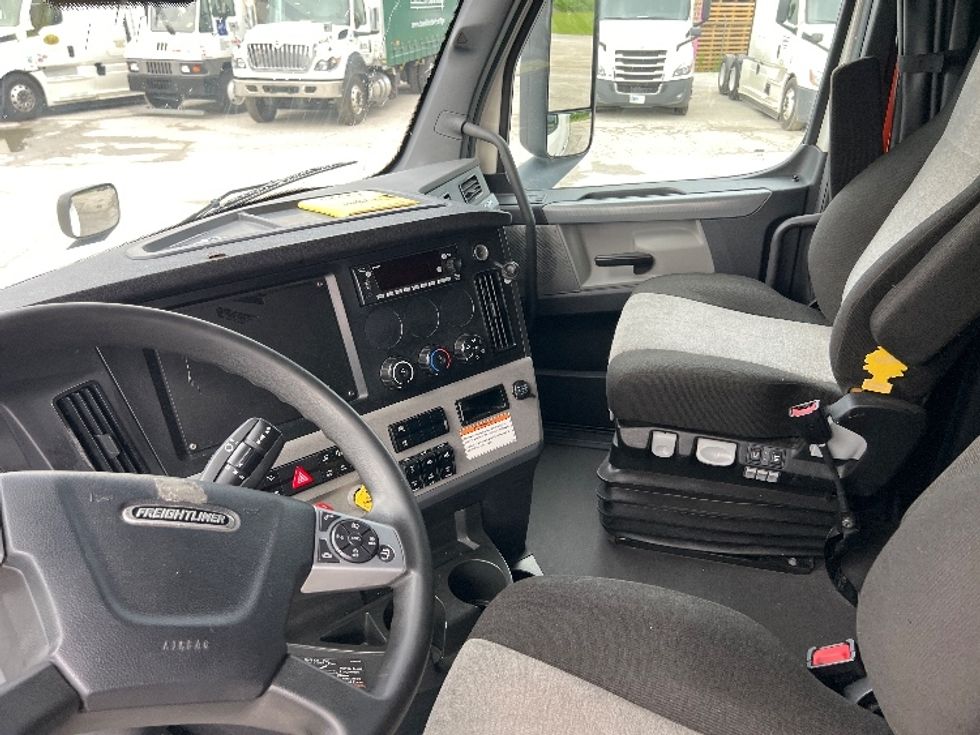 Sleeper Tractor-Heavy Duty Tractors-Freightliner-2022-T12664ST-Sellersburg-IN-449,887\n\t\tmiles-$ 77,250 - Image 10