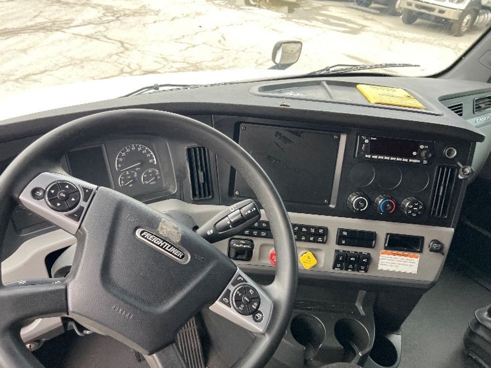 Sleeper Tractor-Heavy Duty Tractors-Freightliner-2022-T12664ST-Sellersburg-IN-449,887\n\t\tmiles-$ 77,250 - Image 11