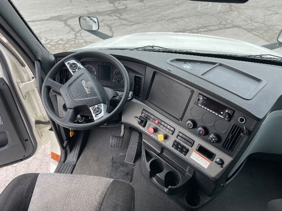 Sleeper Tractor-Heavy Duty Tractors-Freightliner-2022-T12664ST-Sellersburg-IN-449,887\n\t\tmiles-$ 77,250 - Image 12