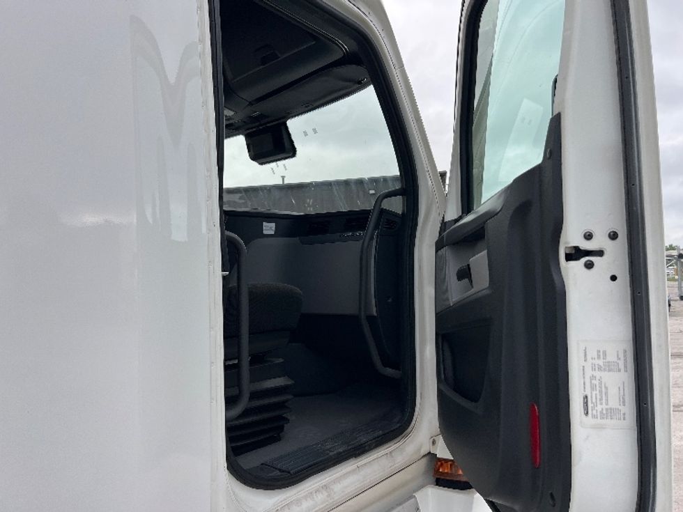 Sleeper Tractor-Heavy Duty Tractors-Freightliner-2022-T12664ST-Sellersburg-IN-449,887\n\t\tmiles-$ 77,250 - Image 13