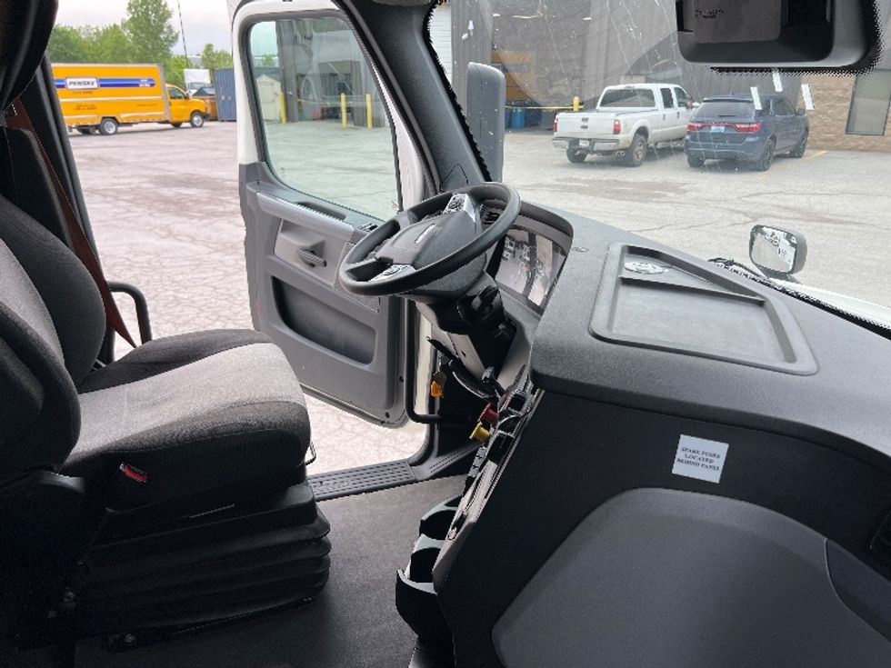 Sleeper Tractor-Heavy Duty Tractors-Freightliner-2022-T12664ST-Sellersburg-IN-449,887\n\t\tmiles-$ 77,250 - Image 15