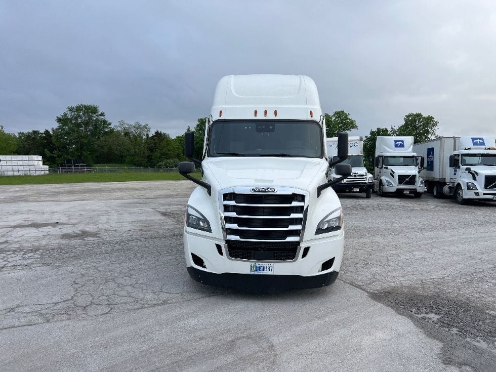 Sleeper Tractor-Heavy Duty Tractors-Freightliner-2022-T12664ST-Sellersburg-IN-449,887\n\t\tmiles-$ 77,250 - Image 2