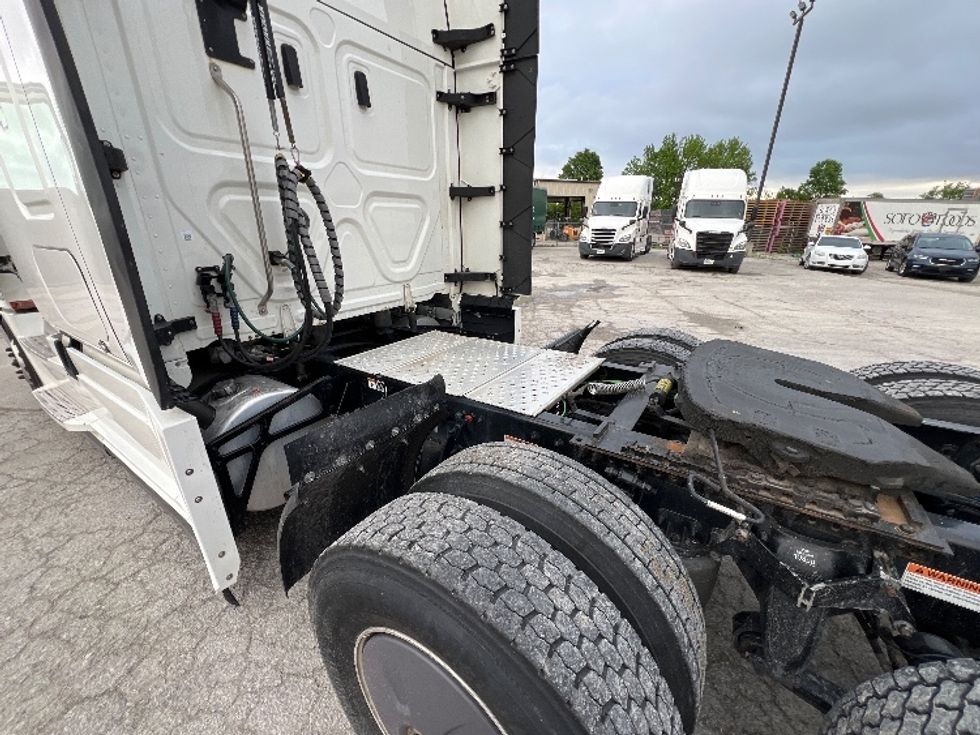 Sleeper Tractor-Heavy Duty Tractors-Freightliner-2022-T12664ST-Sellersburg-IN-449,887\n\t\tmiles-$ 77,250 - Image 22