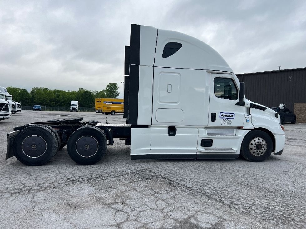 Sleeper Tractor-Heavy Duty Tractors-Freightliner-2022-T12664ST-Sellersburg-IN-449,887\n\t\tmiles-$ 77,250 - Image 8