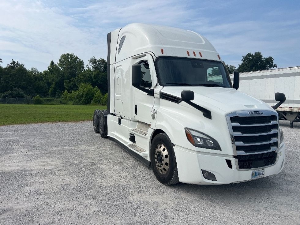 Sleeper Tractor-Heavy Duty Tractors-Freightliner-2022-T12664ST-Sellersburg-IN-496,283\n\t\tmiles-$ 76,500 - Image 1