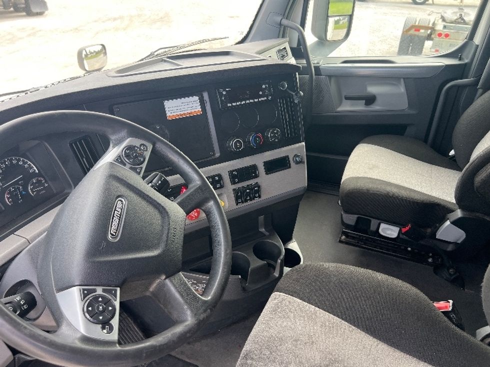Sleeper Tractor-Heavy Duty Tractors-Freightliner-2022-T12664ST-Sellersburg-IN-496,283\n\t\tmiles-$ 76,500 - Image 10