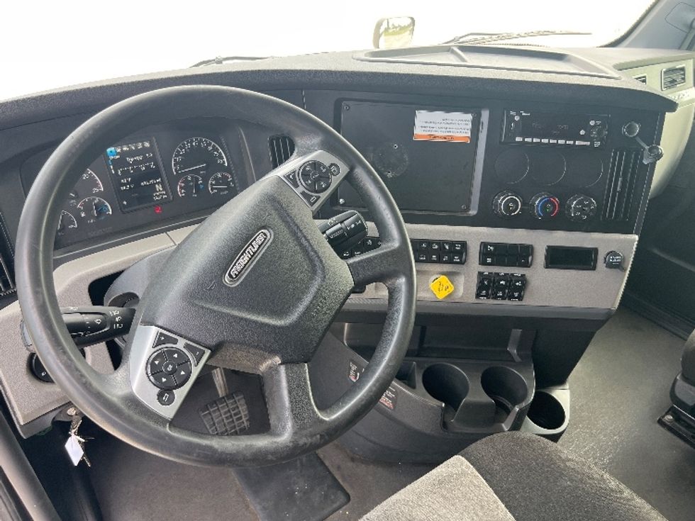 Sleeper Tractor-Heavy Duty Tractors-Freightliner-2022-T12664ST-Sellersburg-IN-496,283\n\t\tmiles-$ 76,500 - Image 11