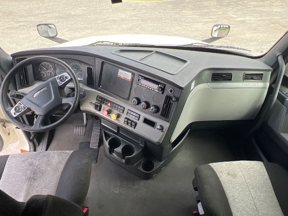 Sleeper Tractor-Heavy Duty Tractors-Freightliner-2022-T12664ST-Sellersburg-IN-496,283\n\t\tmiles-$ 76,500 - Image 12