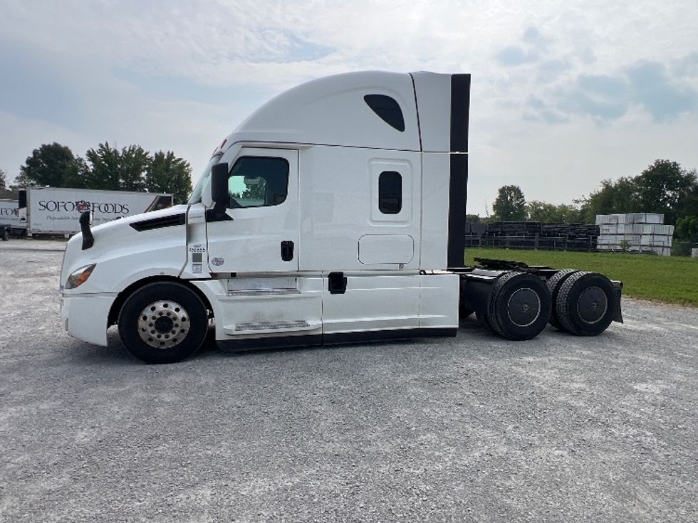 Sleeper Tractor-Heavy Duty Tractors-Freightliner-2022-T12664ST-Sellersburg-IN-496,283\n\t\tmiles-$ 76,500 - Image 4
