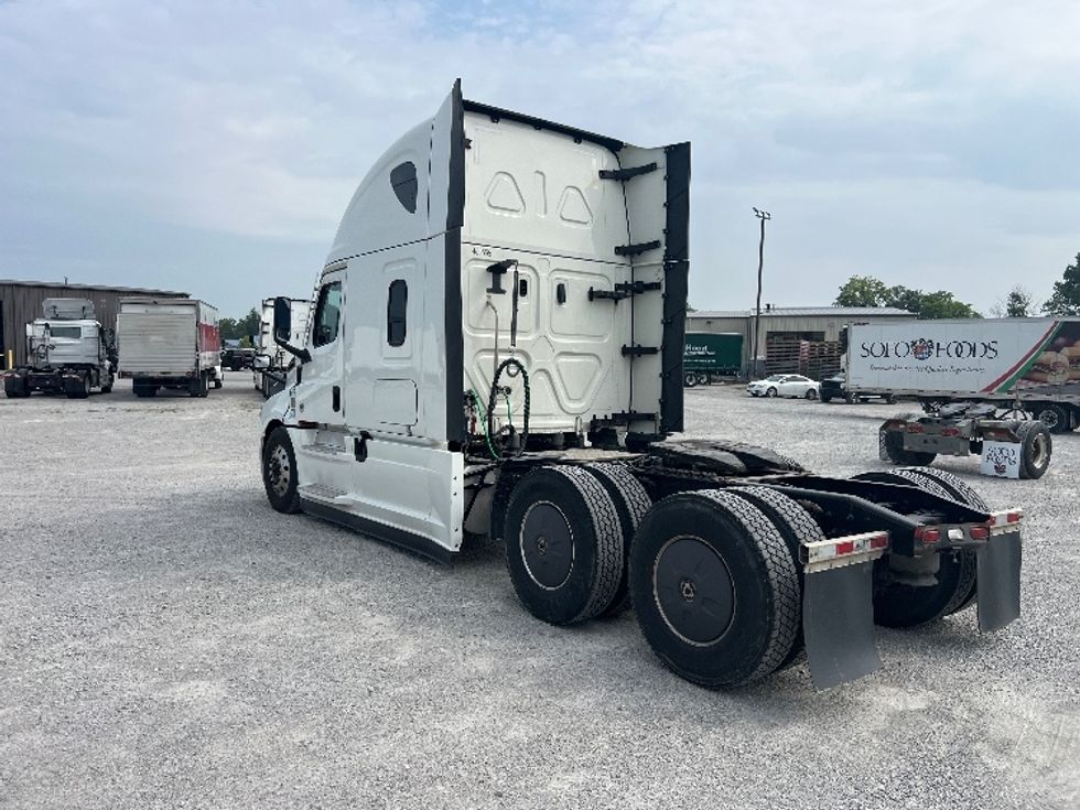 Sleeper Tractor-Heavy Duty Tractors-Freightliner-2022-T12664ST-Sellersburg-IN-496,283\n\t\tmiles-$ 76,500 - Image 5