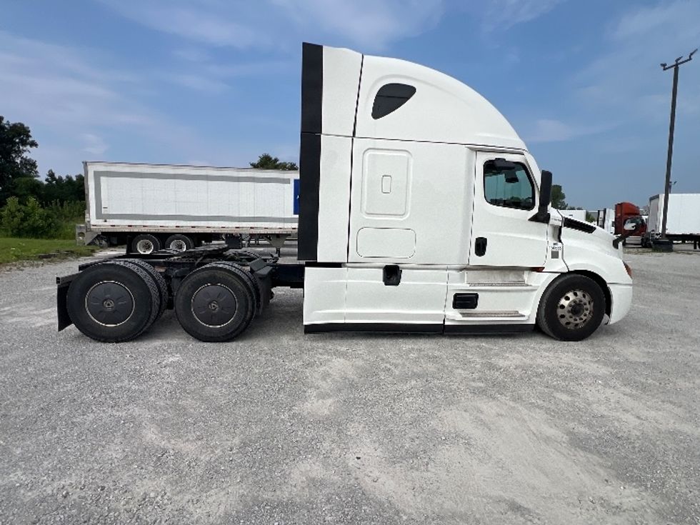Sleeper Tractor-Heavy Duty Tractors-Freightliner-2022-T12664ST-Sellersburg-IN-496,283\n\t\tmiles-$ 76,500 - Image 8