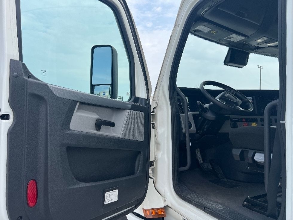 Sleeper Tractor-Heavy Duty Tractors-Freightliner-2022-T12664ST-Sellersburg-IN-496,283\n\t\tmiles-$ 76,500 - Image 9