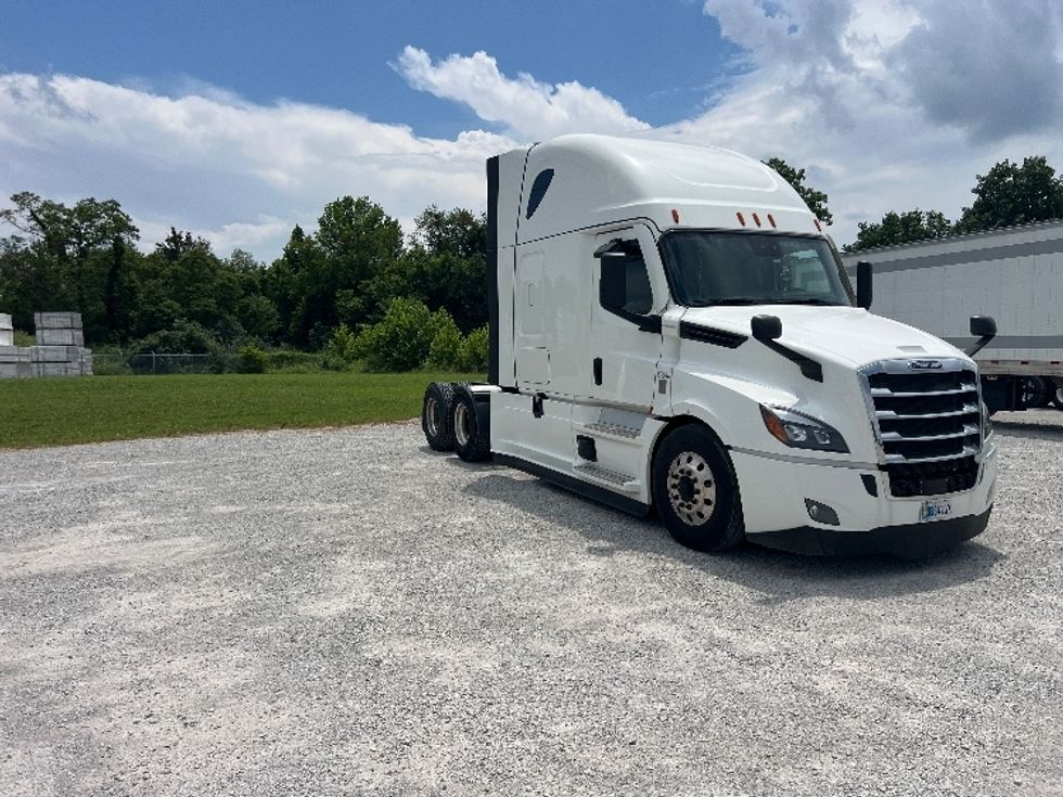 Sleeper Tractor-Heavy Duty Tractors-Freightliner-2022-T12664ST-Sellersburg-IN-505,858\n\t\tmiles-$ 75,750 - Image 1