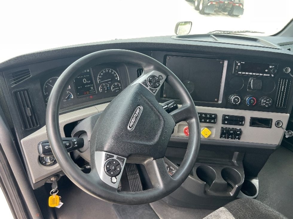 Sleeper Tractor-Heavy Duty Tractors-Freightliner-2022-T12664ST-Sellersburg-IN-505,858\n\t\tmiles-$ 75,750 - Image 11