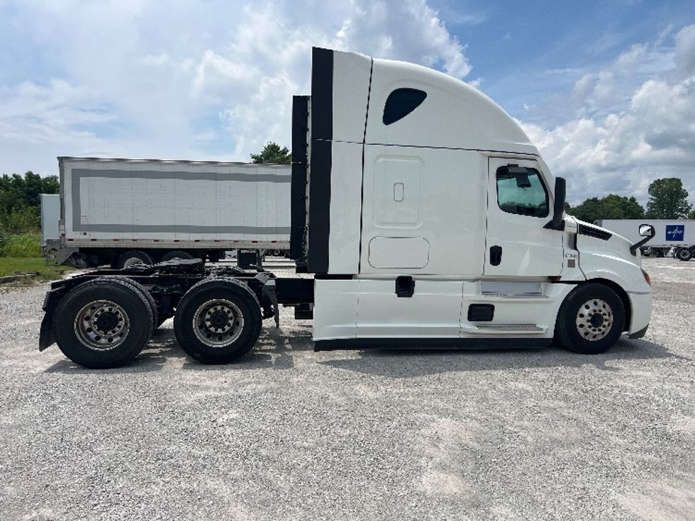 Sleeper Tractor-Heavy Duty Tractors-Freightliner-2022-T12664ST-Sellersburg-IN-505,858\n\t\tmiles-$ 75,750 - Image 8