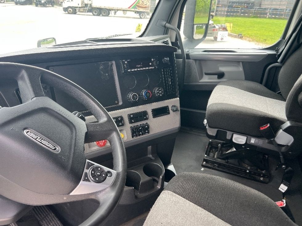 Sleeper Tractor-Heavy Duty Tractors-Freightliner-2022-T12664ST-Sellersburg-IN-540,868\n\t\tmiles-$ 67,500 - Image 10