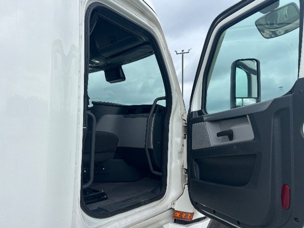 Sleeper Tractor-Heavy Duty Tractors-Freightliner-2022-T12664ST-Sellersburg-IN-540,868\n\t\tmiles-$ 67,500 - Image 13