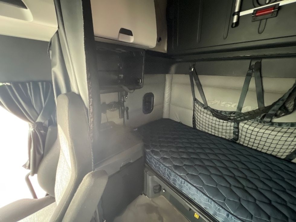 Sleeper Tractor-Heavy Duty Tractors-Freightliner-2022-T12664ST-Sellersburg-IN-540,868\n\t\tmiles-$ 67,500 - Image 18