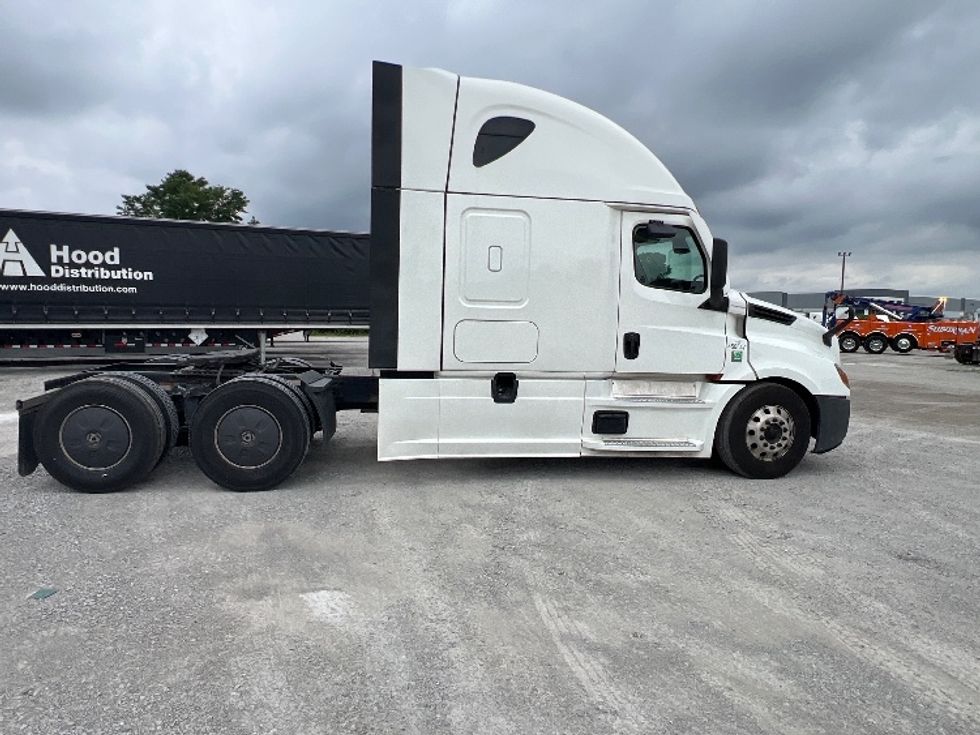 Sleeper Tractor-Heavy Duty Tractors-Freightliner-2022-T12664ST-Sellersburg-IN-540,868\n\t\tmiles-$ 67,500 - Image 8