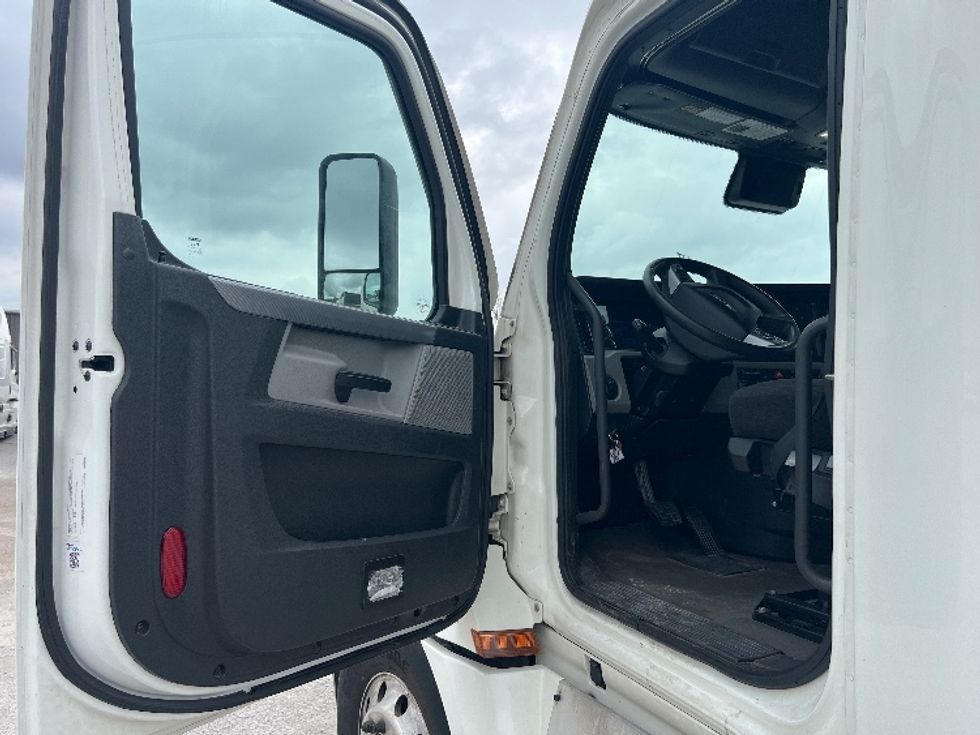 Sleeper Tractor-Heavy Duty Tractors-Freightliner-2022-T12664ST-Sellersburg-IN-540,868\n\t\tmiles-$ 67,500 - Image 9