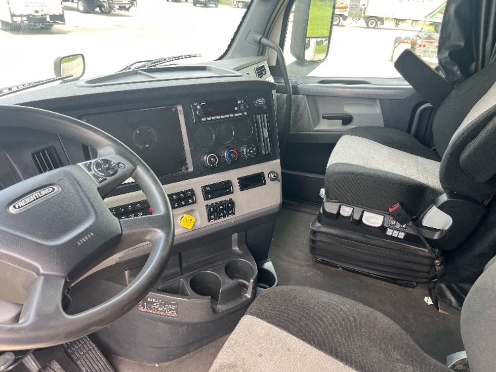 Sleeper Tractor-Heavy Duty Tractors-Freightliner-2022-T12664ST-Sellersburg-IN-543,874\n\t\tmiles-$ 68,500 - Image 10