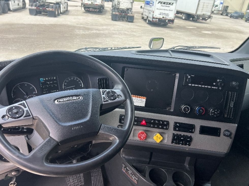 Sleeper Tractor-Heavy Duty Tractors-Freightliner-2022-T12664ST-Sellersburg-IN-543,874\n\t\tmiles-$ 68,500 - Image 11