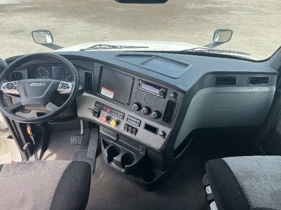 Sleeper Tractor-Heavy Duty Tractors-Freightliner-2022-T12664ST-Sellersburg-IN-543,874\n\t\tmiles-$ 68,500 - Image 12