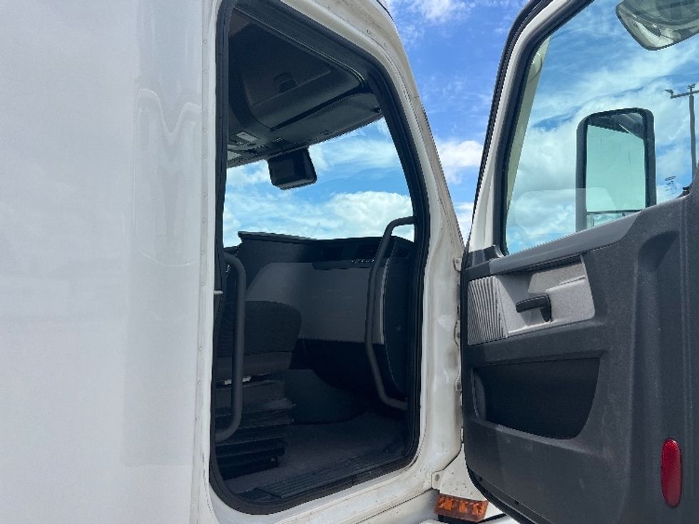Sleeper Tractor-Heavy Duty Tractors-Freightliner-2022-T12664ST-Sellersburg-IN-543,874\n\t\tmiles-$ 68,500 - Image 13
