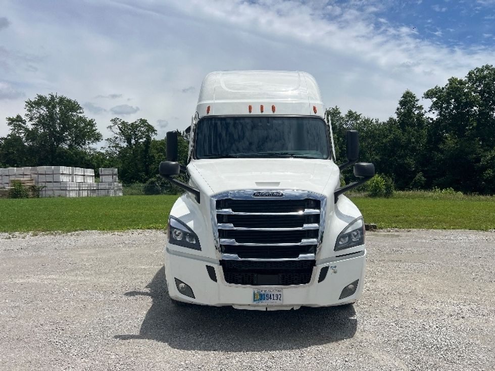 Sleeper Tractor-Heavy Duty Tractors-Freightliner-2022-T12664ST-Sellersburg-IN-543,874\n\t\tmiles-$ 68,500 - Image 2