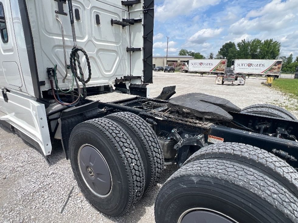 Sleeper Tractor-Heavy Duty Tractors-Freightliner-2022-T12664ST-Sellersburg-IN-543,874\n\t\tmiles-$ 68,500 - Image 22